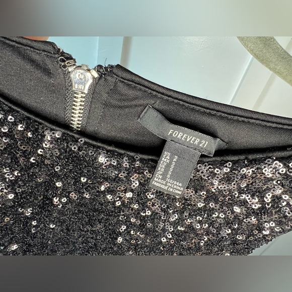 Forever 21 small Women’s peplum sequins black blouse side cut outs zip back EUC - Picture 11 of 11